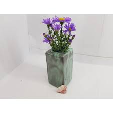 A blue flower vase full of red roses will create great contrast, highlighting the roses so they stand out from the vase and the rest of the room. Small Handmade Concrete Flower Vases