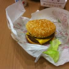 Para comunicar uma nova promoção, com seis opções de sanduíches a r$ 9,90, o burger king resolveu convocar. Burger King Mogi Shopping