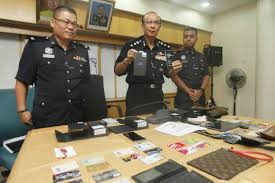 Cara apply kartu kredit bni melalui aplikasi online adalah dengan mengisi langsung data diri anda pada form online, sedangkan melalui aplikasi reguler setelah pengajuan bni kartu kredit online disetujui, kartu kredit akan dikirim ke alamat anda. Suspek Curi Kad Kredit Di Kolam Renang Ditahan