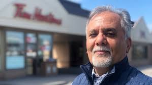 B) complete the sentences wiht the right plural 1:the_ ( girl) are happy because they hace got new _ (hoy). Toronto Area Man Rolls Up The Rim To Win A Long Wait For His Prize Jeep Cbc News