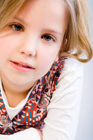 Un Niño Rubio Come Una Fresa Roja Imagen de archivo