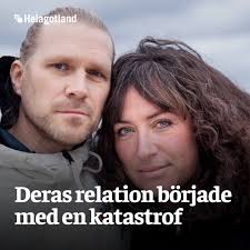 På annandag jul 2004 väcks Carina och Daniel av ett oväsen. De bor vägg i  vägg i en bungalow på Phi Phi-öarna och går ut ur varsin dörr. ▫ De kände  inte