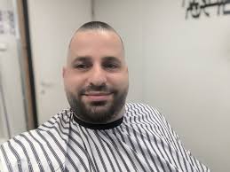 ליד בנין משטרת רחובות על המדרכה מפוזרים מסמכים משפטיים . שוטרים מדלגים  מעליהם ללא היסוס.