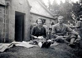 Prince philip is photographed at his desk in clarence house, where he and elizabeth resided with charles and anne until 1952. Fascinating Never Before Seen 1940s Pics Of A Young Queen And Prince Philip Sailing And Enjoying Picnics At Balmoral