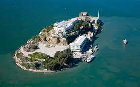 Barracks from alcatraz island's stint as a military base, the cell house, lighthouse, and a few others remain. Fahrfahrt Zur Alcatraz Island