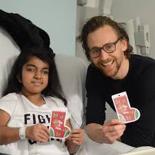 Suo padre è della città di greenock , in scozia, mentre sua madre è del suffolk , in inghilterra. Tom Hiddleston Fashion December 2018