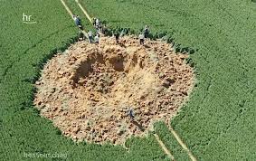 Une bombe de la seconde guerre mondiale explose lors de sa neutralisation en pologne larguée le 16 avril 1945 par l'armée de l'air britannique sur un croiseur allemand, elle a explosé 75 ans plus tard, sans faire de blessés. Une Bombe Datant De La Seconde Guerre Mondiale Vient D Exploser En Allemagne