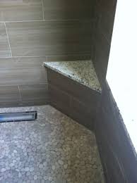 Walk In Shower With Pebble Floors Solid Surface Corner Bench And Tile Detailing At Drain Badkamer Douches Douches Badkamer