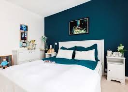 Queste tinte derivano e trasferiscono concetti di spiritualità, riflessione, meditazione, relax. Pitturare Casa Guida Tecniche Colori Prezzi E Idee Pareti Camera Da Letto Blu Arredamento Camera Da Letto Blu Idee Per La Stanza Da Letto