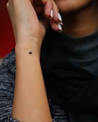 Af ص د فــ On Instagram Heart Hearttattoo Haertsmalltattoo Smalltattoos Tinytattoos Tattoohand Bla Tiny Heart Tattoos Small Girl Tattoos Tiny Tattoos
