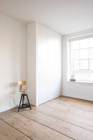 Schlichter Stauraum Der Weisse Wandschrank Cabin Wandschrank Einbauschrank Weisser Schrank