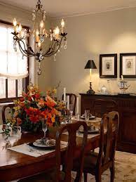 Traditional set of dining table and chairs of the dark brown color can be really nice for a dining room with bright color of the wall. 23 Elegant Traditional Dining Room Design Ideas Interior God Esszimmer Kronleuchter Traditionelles Esszimmer Esszimmer Beleuchtung