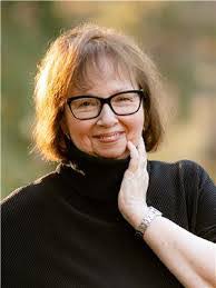 Margaret Vail's Instagram, Twitter & Facebook