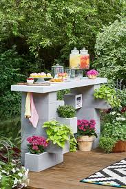 Grab A Partner And Some Gloves To Put Together This Cinder Block Bar Its Strong Base Will Stand Up To Whatever Weathe Betonblock Garten Garten Haus Und Garten