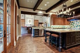 Classical luxury interior design is based on old greek and roman designs, while also mixing more modern characteristics of today's world. Michael Molthan Luxury Homes Interior Design Group Mediterran Kuche Dallas Von Michael Molthan Luxury Homes Interior Design Group Houzz