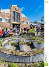 En el duelo de eliminación, los participantes cocinaron pejelagarto; Edificio Y Jardin De La Cocina De Masterchef En Melbourne Con La Gente Imagen De Archivo Editorial Imagen De Melbourne Masterchef 71903469