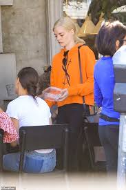 Peter hayden dinklage (morristown, 11 de junho de 1969) é um premiado e aclamado ator americano.já atuou em filmes como the station agent, elf, underdog, find me guilty e the chronicles of narnia: Samara Weaving Oozes Sass In Bold Orange Jumper And Gym Leggings In Beverly Hills Express Digest