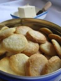 Il materiale principale è la farina, le uova e così via. Pin Su Biscotti