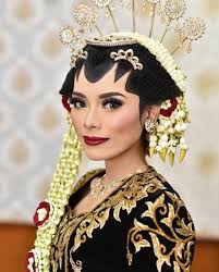 Intinya sanggulnya itu model sanggul bulat yang dilapis ronce melati, tetep pakai cunduk mentul jumlah ganjil. Makna Riasan Tradisional Asli Indonesia Fdlocalpower