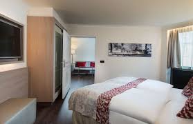 Wer auch zwischendurch mal auf wolke 7 schweben und die zeit zu zweit zelebrieren möchte, findet bei den precise hotels & resorts die perfekte einsamkeit für die zweisamkeit, die augen zum leuchten und die herzen zum glühen bringt. Hotels In Baden Baden Radisson Blu Badischer Hof Spa Resort