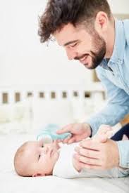 Ab wann kommt eigentlich der milchschorf auf den kopf? Milchschorf Bei Babys So Behandeln Die Die Trockenen Hautststellen