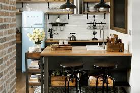 Meski tidak begitu luas, dengan pemilihan kitchen set minimalis dapur kecil yang tepat, ruangan akan terlihat rapi dan cantik. Punya Dapur Kecil Yuk Pakai Meja Bar Minimalis
