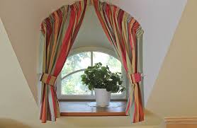 Die geringe neigung des gaubendachs ermöglicht eine angenehme kopfhöhe und schafft raumtiefe. Gaubenfenster In Familien Suite Im Gastehaus Bergfalke Rohrdach Gauben Fenster Bergfalke Gastehaus Haus Fenster