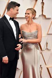Scarlett johansson tiene dos nominaciones a los oscars en 2020. Scarlett Johansson And Colin Jost Show Pda On The Oscars Red Carpet