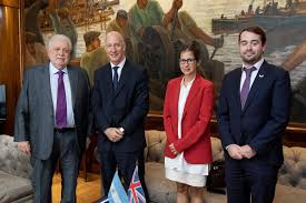 El ex ministro de salud ginés gonzález garcía, que tuvo que renunciar a su cargo tras el escándalo generado por el denominado vacunatorio vip, tuvo que abandonar este sábado un restaurante cuando un grupo de comensales comenzaron a gritarle caradura y asesino. Gines Gonzalez Garcia A Twitteren Dialogamos Continuamente Con Todos Los Paises Que Tienen Circulacion Del Nuevo Coronavirus En Este Marco Nos Reunimos Con El Embajador De Gran Bretana En Argentina Markkentargentina Y