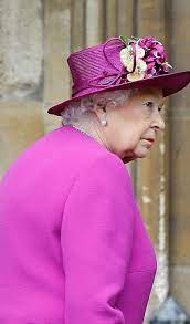 Queen Elizabeth Ii Dazzled On A Dreary Morning In A Bright Pink Outfit Arrives For The Easter Mattins Service At St Rainha Elizabeth Rainha Elizabeth Ii Roupas