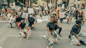Black lives matter (blm) is a decentralized political and social movement protesting against incidents of police brutality and all racially motivated violence against black people. Black Lives Matter 7 Dinge Die Wir Jetzt Gegen Rassismus Tun Mussen Utopia De