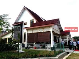 Melalui proses tawar menawar harga. Ciri Rumah Tradisional Melayu Melaka Melakakini