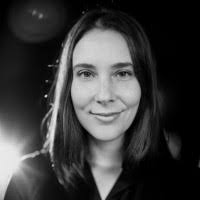 Mona Fox's Instagram, Twitter & Facebook