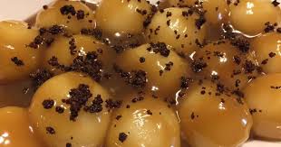 Bilo Bilo With Latik Is One Of Those Easy To Make Filipino Kakanin It Is Made With Glutinous Rice Flou Filipino Food Dessert Recipes Cooking With Coconut Milk