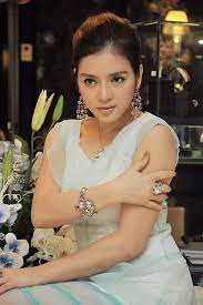 Không chỉ nói riêng về mảng điện ảnh, mà kể cả trên thương trường cô là người thành đạt và là một nhà hoạt động xã hội tích cực. Ly Nha Ká»³ Ná»¯ Ä'áº¡i Gia Kim CÆ°Æ¡ng Khiáº¿n Má»¹ Nhan Viá»‡t Ghen Tá»µ