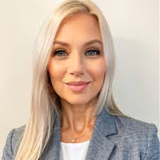 Clarissa Leach's Instagram, Twitter & Facebook