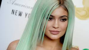 Il ne sert à rien de vouloir repulper une lèvre qui s'est affinée et qui est descendue avec l'âge. Le Contouring Des Levres Pour Repulper Sa Bouche Cosmopolitan Fr