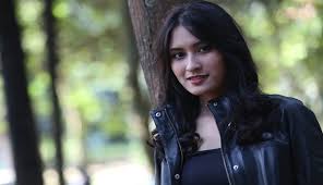 7 momen angbeen rishi melahirkan, paras sang anak bikin penasaran. 4 Fakta Angbeen Rishi Calon Istri Adly Fairuz Yang Cantiknya Kebangetan Boombastis