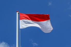 Bendera merah putih yang terpasang pada tiang itu menyentuh got di depan pagar asrama. 6 Fakta Bendera Merah Putih Pertama Yang Berkibar Saat Proklamasi