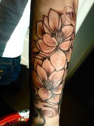 Flower tattoos are one of those rare tattoo designs that will look equally good on all body parts be it a wrist, shoulder, back, stomach, thigh or even foot. Men Flower Tattoo Flower Tattoo Arm Lotus Flower Tattoo Design