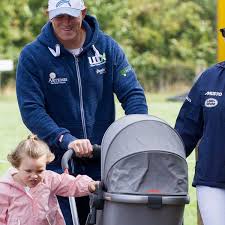 Herzlich willkommen auf der offiziellen joolz deutschland facebook seite! Zara Phillips Mike Tindall Mit Kinderwagen Tochter Mia Erster Familienausflug Zu Viert Bunte De