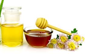 Mescolare 1 avocado, 2 cucchiai di olio d'oliva, 2 cucchiai di miele liquido e 1 tuorlo d'uovo con un frullatore fino ad ottenere una pasta . 10 Maschere Fai Da Te Per Tutti I Tipi Di Capelli Greenme