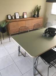prachtige tafel op maat in multiplex met linoleum top en hairpin legs table plywood linoleum birch tafel op maat multiplex tafel linoleum vloeren