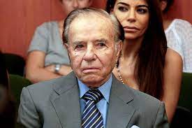 Carlos saúl menem gcmg (2 temmuz 1930 doğumlu), 8 temmuz 1989'dan 10 aralık 1999'a kadar arjantin başkanı olmuş arjantinli bir politikacıdır. Argentine Ex President Carlos Menem Faces Trial Wsj
