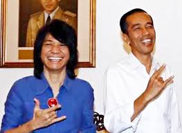 Kader partai golkar yang juga relawan jokowi, rizal mallarangeng, diangkat menjadi komisaris bumn sebagai komisaris pt telkom oleh kementerian bumn. Paleooewmktomm