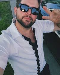 SELFIES IN NYC THERE HE IS! Kind of… I see glimpses of him