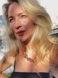 To the ocean they say 🐠 In big chunky gold necklaces and black summer  dresses 💫 My body , mind and spirit recalibrates when I'm near the ocean .  For me it's