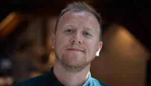 Thomas Blom går fra å jobbe med livearrangementer til merkevarebygging hos  Salesforce Norge