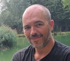 Hi, I'm Darren, but you can call me Daz. I was born in Bristol, but I'm now  living in Bath. I'd really appreciate it if you could engage in a  conversation instead