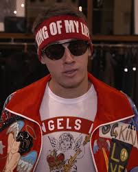 WHO are these fashion icons?! Talk about a throwback…